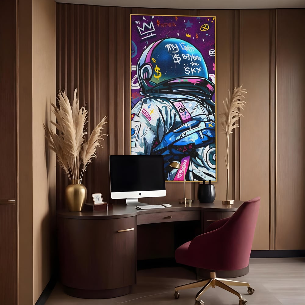 Tablou canvas cu tablou canvas cu astronaut graffiti, in rama de aluminiu auriu, pe perete intr-un birou